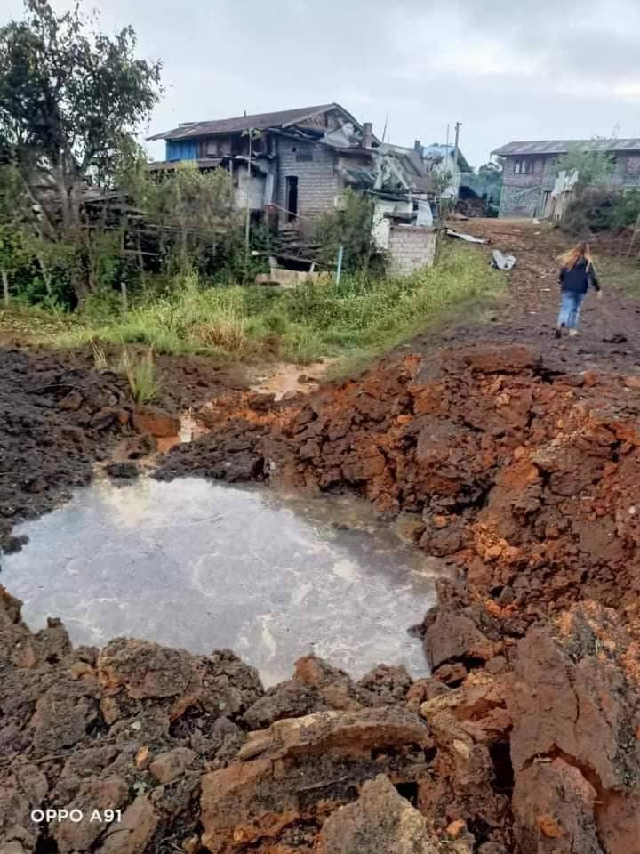 (မန်မိုင်ကျေးရွာကို အာဏာသိမ်းစစ်ကောင်စီတပ်က လေကြောင်းတိုက်ခိုက်ပြီးနောက် တွေ့ရစဥ်။ ဓာတ်ပုံ - TNLA)