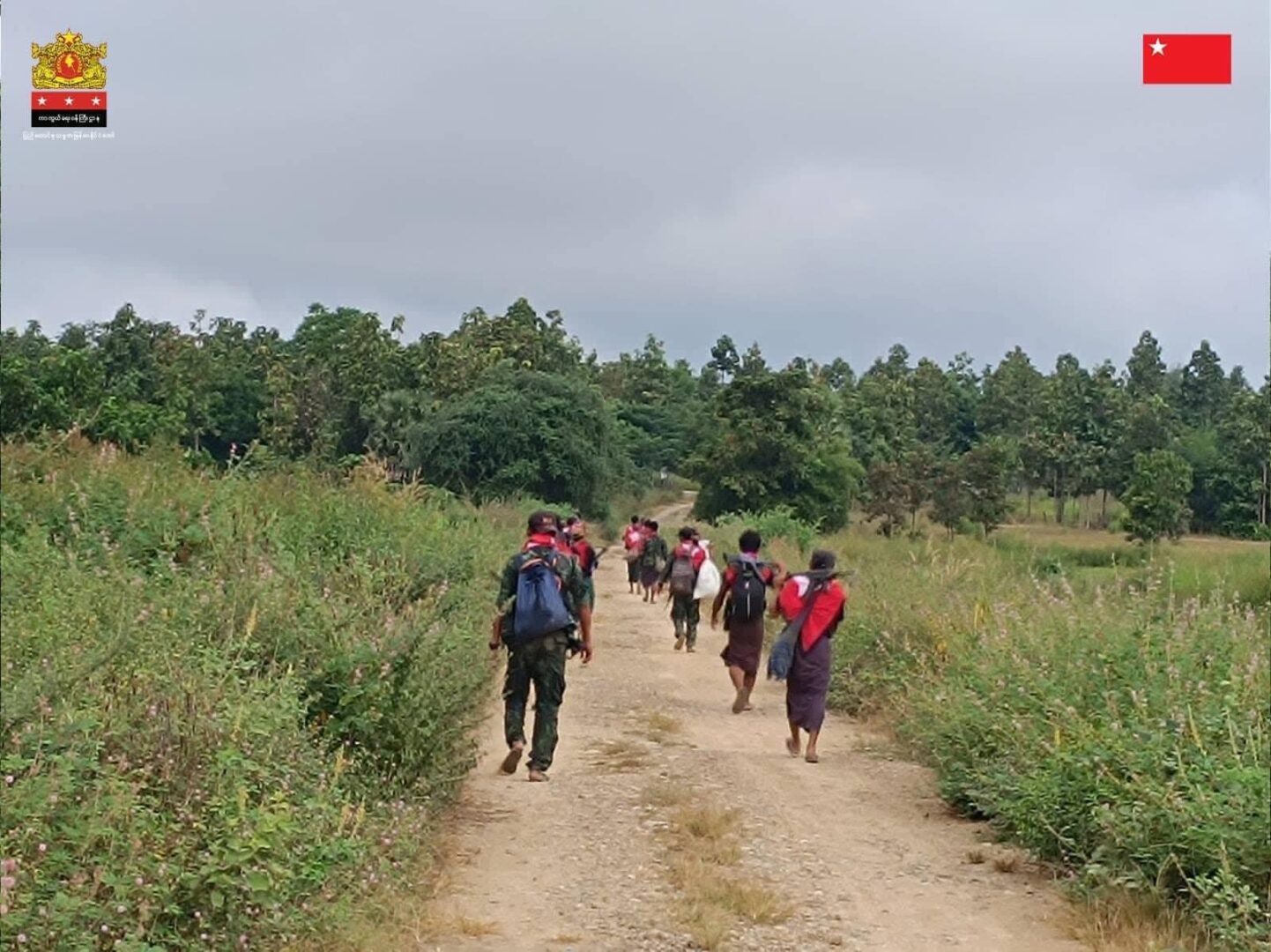 (ရေတာရှည်မြို့နယ်တိုကိပွဲတွင် စစ်ကောင်စီတပ်အား တိုက်ခိုက်ခဲ့သော ပြည်သူ့ရဲဘော်များအား တွေ့ရစဉ်။ ဓာတ်ပုံ - MOD)