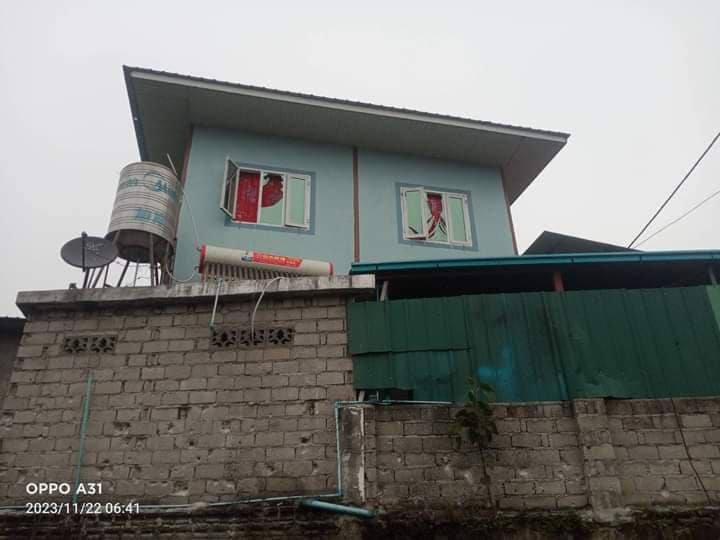 (စစ်ကောင်စီတပ် ပစ်ခတ်မှုကြောင့် အရပ်သား‌များ၏ နေအိမ်များထိခိုက်ပျက်စီးနေသည်ကို တွေ့ရစဥ်။ ဓာတ်ပုံ - The Ta'ang Post)