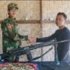 အလင်းဝင်လာသော ရဲတပ်သားက လက်နက်အပ်နှံနေစဥ်။ ဓာတ်ပုံ-ရွှေဘိုခရိုင်တပ်ရင်း ၁၄