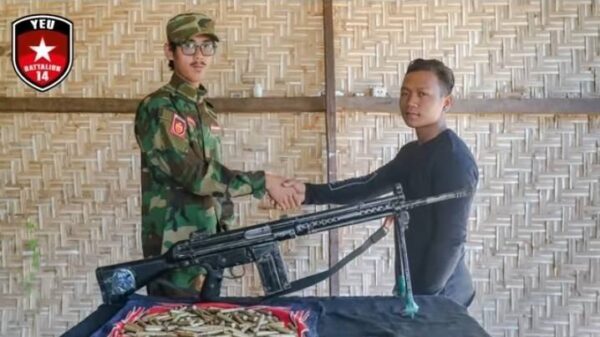 အလင်းဝင်လာသော ရဲတပ်သားက လက်နက်အပ်နှံနေစဥ်။ ဓာတ်ပုံ-ရွှေဘိုခရိုင်တပ်ရင်း ၁၄