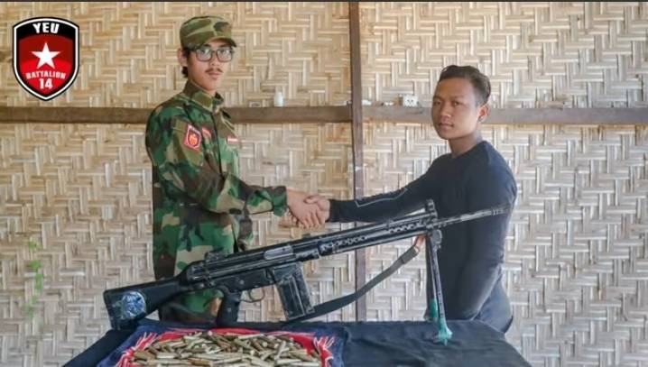 အလင်းဝင်လာသော ရဲတပ်သားက လက်နက်အပ်နှံနေစဥ်။ ဓာတ်ပုံ-ရွှေဘိုခရိုင်တပ်ရင်း ၁၄