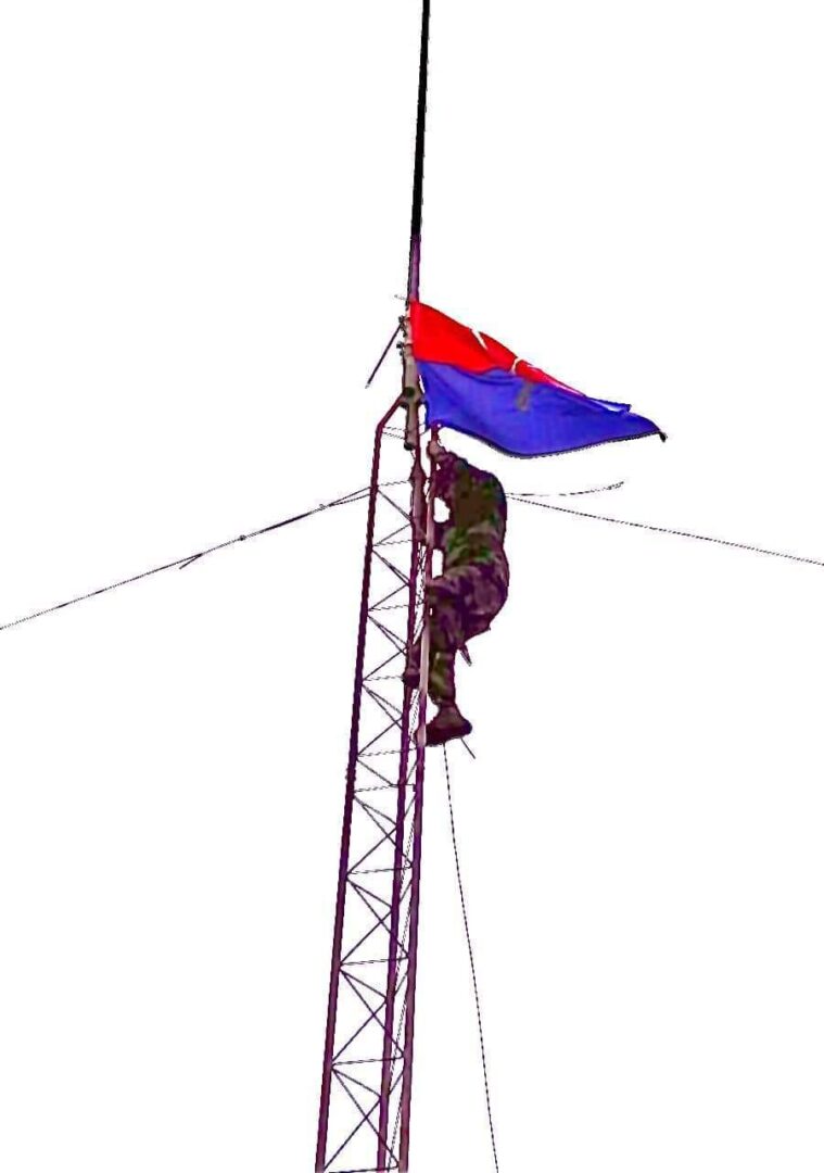 (ကနေဒီတောင် စစ်ကောင်စီတပ်စခန်းသိမ်းတိုက်ပွဲအတွင်း ကျဆုံးခဲ့ရသော ရဲဘော်Pau Tawng နှင့် ကနေဒီတောင်ရှိ စစ်တပ်စခန်းကိုသိမ်းယူပြီးနောက် PDF Zoland ကအလံလွှင့်ထူစဥ်။ ဓာတ်ပုံ - PDF Zoland)
