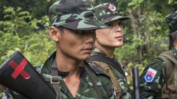 (ကရင်အမျိုးသား လွတ်မြောက်ရေး တပ်မတော်(KNLA)မှ ရဲဘော်များအား တွေ့ရစဥ်။ ဓာတ်ပုံ - Getty Images)