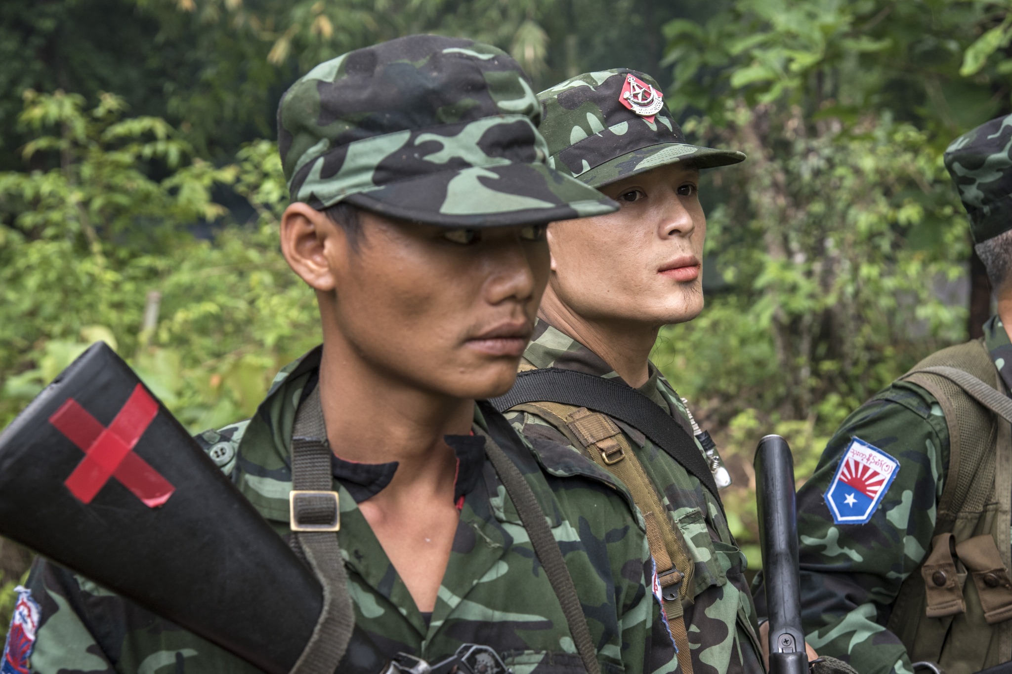 (ကရင်အမျိုးသား လွတ်မြောက်ရေး တပ်မတော်(KNLA)မှ ရဲဘော်များအား တွေ့ရစဥ်။ ဓာတ်ပုံ - Getty Images)