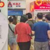 (ရန်ကုန်မြို့တွင်ဘATM ၌ငွေထုတ်ရန်​စောင့်​နေသူများကို တွေ့ရစဥ်။ဓါတ်ပုံ-People's Spring)