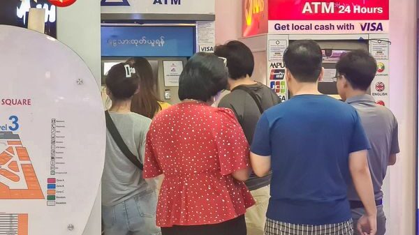 (ရန်ကုန်မြို့တွင်ဘATM ၌ငွေထုတ်ရန်​စောင့်​နေသူများကို တွေ့ရစဥ်။ဓါတ်ပုံ-People's Spring)