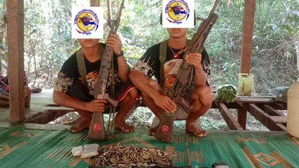 (ပြီးခဲ့သည့်ရက်ပိုင်းက KNUတပ်မဟာ(၅)ထံ အလင်းဝင်လာသော စစ်ကောင်စီတပ်သား လေးဦးအား တွေ့ရစဉ်။ ဓာတ်ပုံ - KNU-Mutraw News)