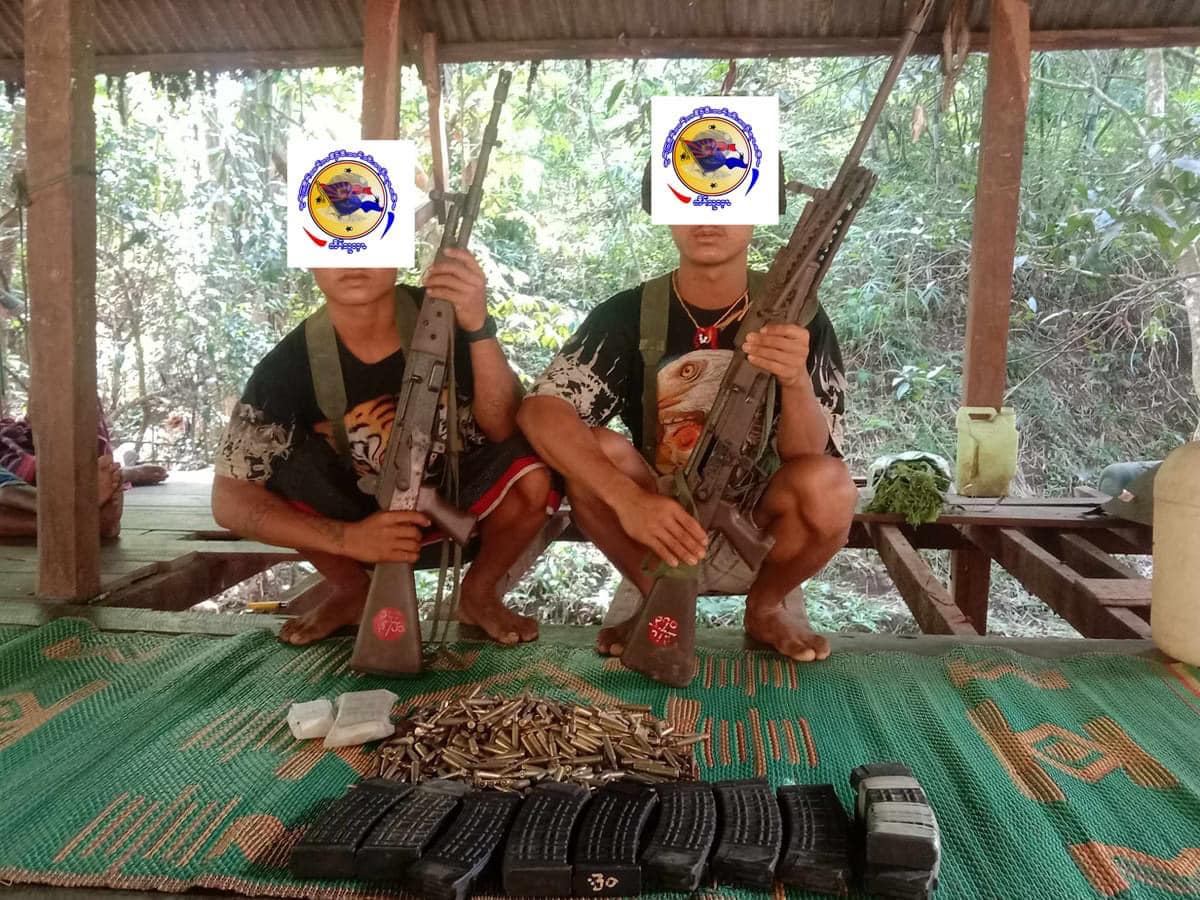(ပြီးခဲ့သည့်ရက်ပိုင်းက KNUတပ်မဟာ(၅)ထံ အလင်းဝင်လာသော စစ်ကောင်စီတပ်သား လေးဦးအား တွေ့ရစဉ်။ ဓာတ်ပုံ - KNU-Mutraw News)