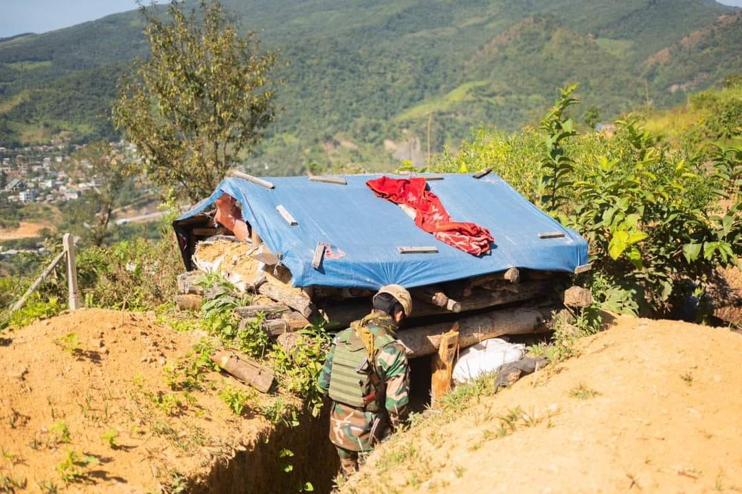 ( စစ်ကောင်စီတပ်ထံမှ သိမ်းဆည်းရရှိသော လက်နက်ခဲယမ်းနှင့် စခန်းကုန်းများ။ဓါတ်ပုံ-Zophei Information Centre /Chinland Information Centre)