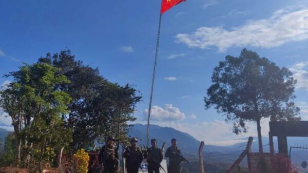 (နမ့်စလပ်ရွာအခြေစိုက် စစ်ကောင်စီ၏ ခမရ(၅၆၇ ) နှင့် (၅၆၈) တပ်ရင်းဌာနချုပ်များသိမ်းပိုက်မှုအတွင်း သိမ်းဆည်းရရှိသော လက်နက်ခဲယမ်းများနှင့် စစ်သုံ့ပန်းများ။ ဓာတ်ပုံ - The Kokang)