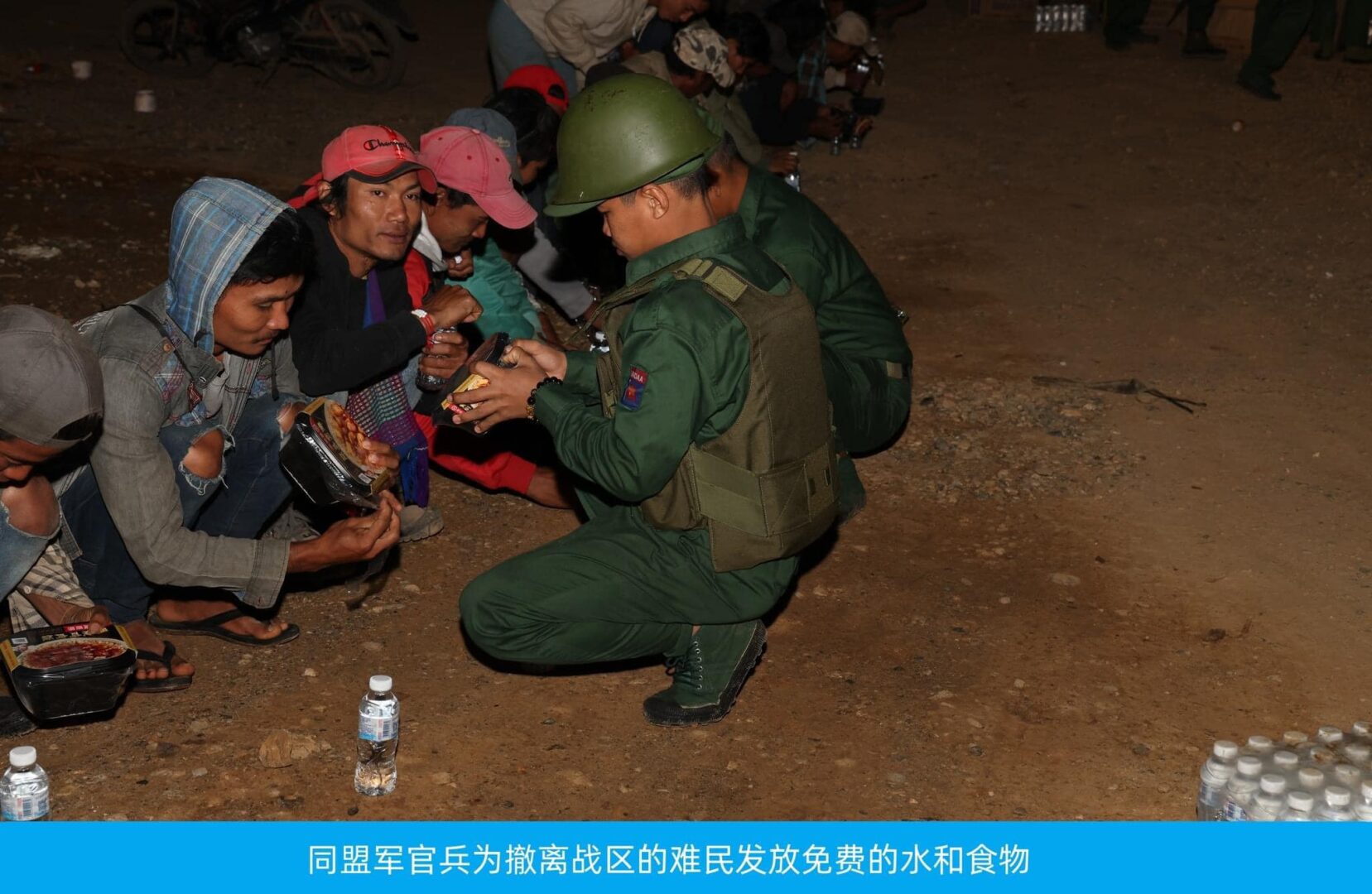 (MNDAAမှ စစ်ဘေးရှောင်ဒုက္ခသည်များကို သောက်ရေနှင့်စားစရာထုတ်ဝေပေးနေစဉ်။ ဓာတ်ပုံ - The Kokang)