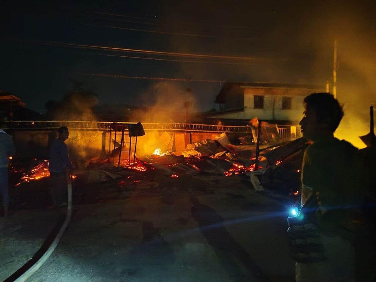 (မူဆယ်မြို့နယ် စယ်လန့်ရွာကို စစ်ကောင်စီတပ်က ဂျက်လေယာဉ်ဖြင့် ဗုံးတိုက်တိုက်မှုကြောင့် မီးလောင်ပျက်စီးနေသည်ကို တွေ့ရစဉ်။ ဓာတ်ပုံ - The Ta'ang Post)