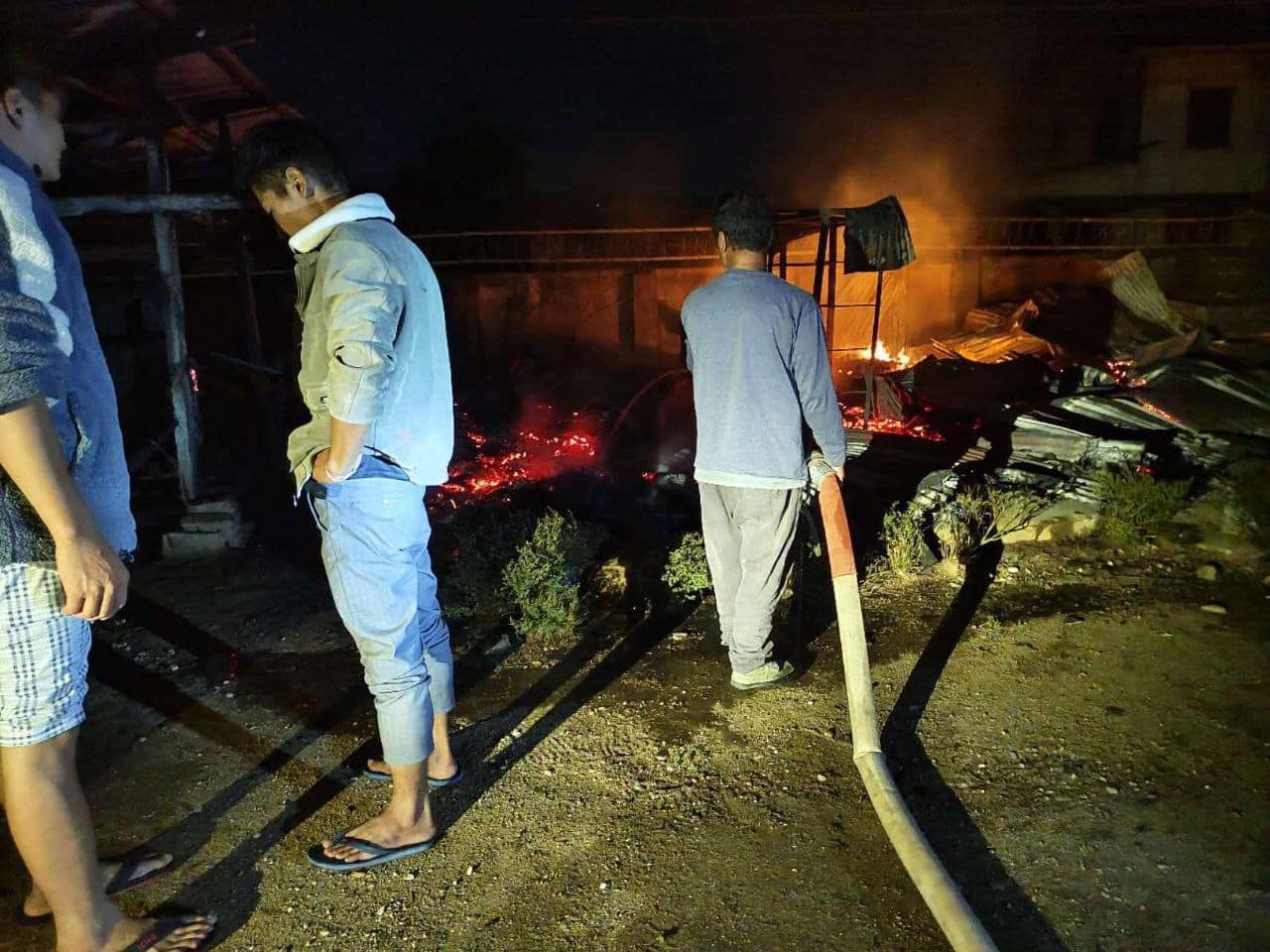 (မူဆယ်မြို့နယ် စယ်လန့်ရွာကို စစ်ကောင်စီတပ်က ဂျက်လေယာဉ်ဖြင့် ဗုံးတိုက်တိုက်မှုကြောင့် မီးလောင်ပျက်စီးနေသည်ကို တွေ့ရစဉ်။ ဓာတ်ပုံ - The Ta'ang Post)