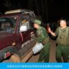 (MNDAAမှ စစ်ဘေးရှောင်ဒုက္ခသည်များကို သောက်ရေနှင့်စားစရာထုတ်ဝေပေးနေစဉ်။ ဓာတ်ပုံ - The Kokang)