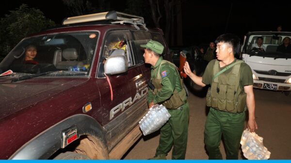 (MNDAAမှ စစ်ဘေးရှောင်ဒုက္ခသည်များကို သောက်ရေနှင့်စားစရာထုတ်ဝေပေးနေစဉ်။ ဓာတ်ပုံ - The Kokang)