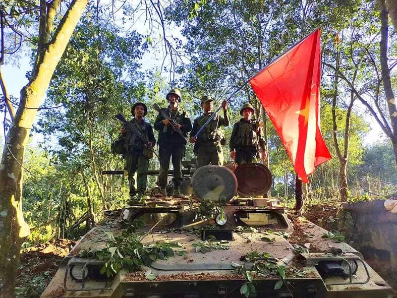 (ညီနောင်မဟာမိတ် သုံးဖွဲ့မှ ရဲဘော်များနှင့် ၁၀၂၇ စစ်ဆင်​ရေးတွင် စစ်​ကောင်စီတပ်ထံမှ သိမ်းဆည်းရရှိ​သော တင့်ကား ၊အတွဲလိုက်ပစ်ဒုံး ၊လက်နက်ကြီးများအား တွေ့ရစဉ်။ ဓာတ်ပုံ - AA ၊ The Kokang ၊ TNLA)