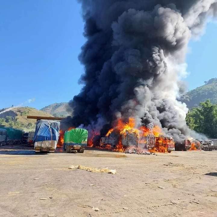 (ကျင်စန်ူကျော့ကားဂိတ်တွင် လက်နက်ကြီးကျည်ထိမှန်ပေါက်ကွဲမီးလောင်နေစဥ်/ တရုတ်ပြည်သူ့လွတ်မြာက်ရေးတပ်စစ်ရေးလေ့ကျင့်စဥ်။ဓါတ်ပုံ-SCMP၊ CJ)