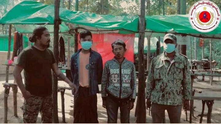 အလင်းဝင်လာသော ရဲနှစ်ဦးနှင့် ပျူတစ်ဦးအား ၎င်းတို့ပါလာသည့် လက်နက်ခဲယမ်းများနှင့်အတူ တွေ့ရစဥ်။ ဓာတ်ပုံ-A-DPRA