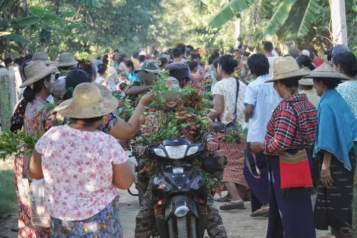 (တိုက်ပွဲပြန် တော်လှန်ရေးပူးပေါင်းတပ်ဖွဲ့ဝင် ရဲဘော်များအား ဒေသခံပြည်သူများက ကြိုဆိုနေကြစဥ်။ ဓာတ်ပုံ - PLA)