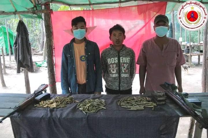အလင်းဝင်လာသော ရဲနှစ်ဦးနှင့် ပျူတစ်ဦးအား ၎င်းတို့ပါလာသည့် လက်နက်ခဲယမ်းများနှင့်အတူ တွေ့ရစဥ်။ ဓာတ်ပုံ-A-DPRA