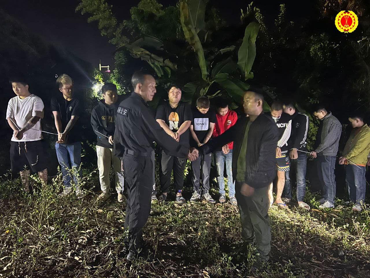 (ဖမ်းဆီးမိသော တရုတ်နိုင်ငံသားများအား လွှဲပြောင်းပေးနေစဥ်။ ဓာတ်ပုံ - SSPP)