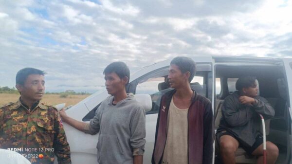 (ပြန်လည်ဖမ်းမိသော စစ်ကောင်စီတပ်သားအချို့အား တွေ့ရစဥ်။ ဓာတ်ပုံ - CDF-KKG)