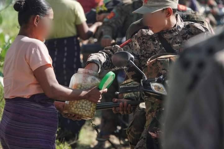 (တိုက်ပွဲပြန် တော်လှန်ရေးပူးပေါင်းတပ်ဖွဲ့ဝင် ရဲဘော်များအား ဒေသခံပြည်သူများက ကြိုဆိုနေကြစဥ်။ ဓာတ်ပုံ - PLA)