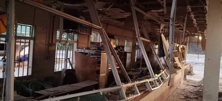 မူဆယ် ၁၀၅မိုင်တွင် ယမန်နေ့ကဖြစ်ခဲ့သောတိုက်ပွဲအတွင်း ဈေးဆိုင်ခန်းများနှင့် အဆောက်အဦးအချို့ ထိခိုက်ပျက်စီးနေသည်ကို တွေ့ရစဉ်။ ဓာတ်ပုံ - CJ
