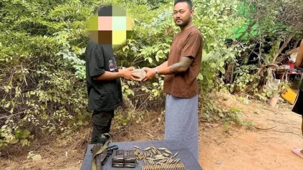 (လက်နက်နှင့်အတူအလင်းဝင်လာသော ရဲတပ်သားအား ဆုချီးမြှင့်နေစဥ်။ ဓာတ်ပုံ-Southern YSO PDF)