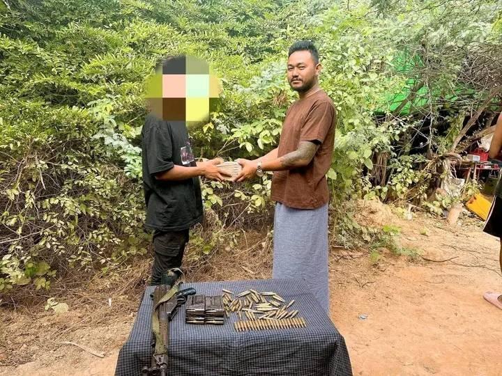 (လက်နက်နှင့်အတူအလင်းဝင်လာသော ရဲတပ်သားအား ဆုချီးမြှင့်နေစဥ်။ ဓာတ်ပုံ-Southern YSO PDF)