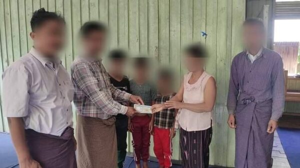 ထွက်ပြေးလွတ်မြောက်လာသူများအား ထောက်ပံ့နေစဥ်။ ဓာတ်ပုံ - ပုလဲ(ပအဖ)