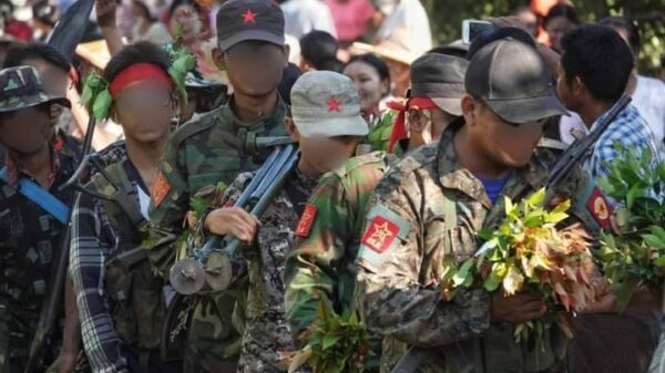 (တိုက်ပွဲပြန် တော်လှန်ရေးပူးပေါင်းတပ်ဖွဲ့ဝင် ရဲဘော်များအား ဒေသခံပြည်သူများက ကြိုဆိုနေကြစဥ်။ ဓာတ်ပုံ - PLA)