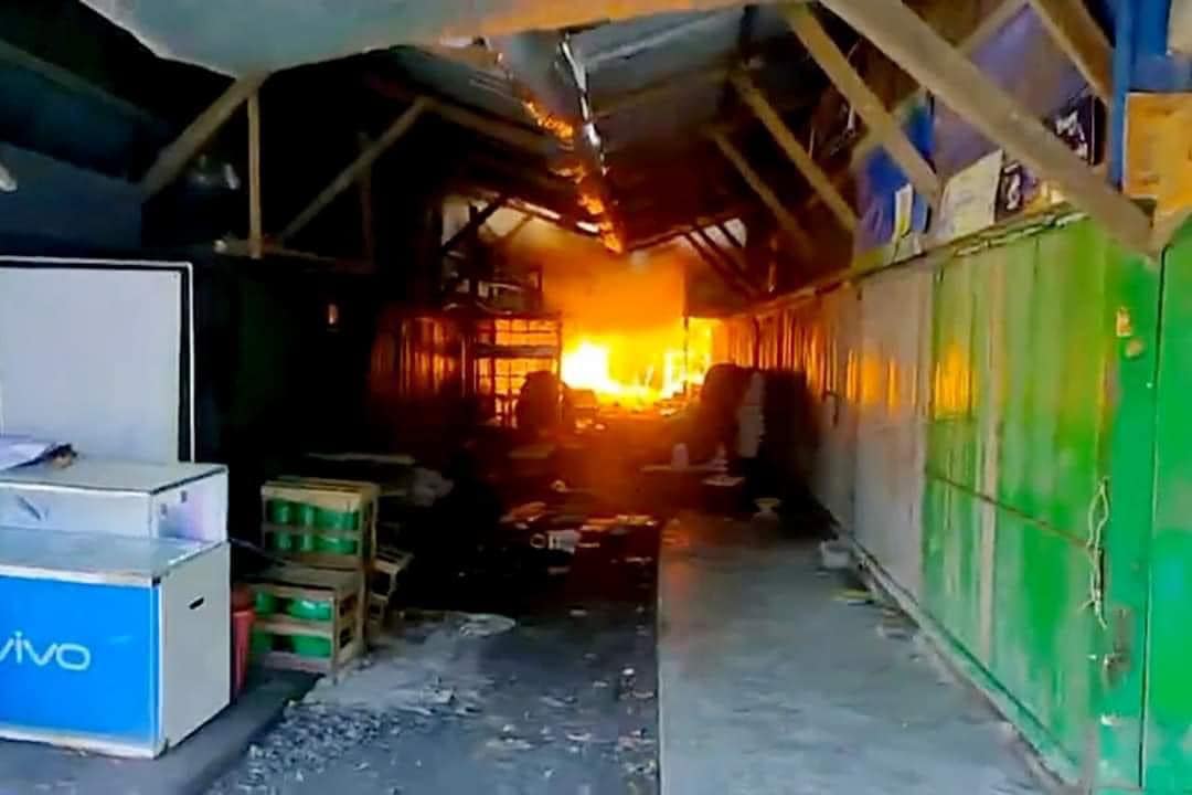 ပုဏ္ဏားကျွန်းဈေးမီးလောင်နေသည်ကို ယမန်နေ့က တွေ့ရစဉ်။ ဓာတ်ပုံ - CJ