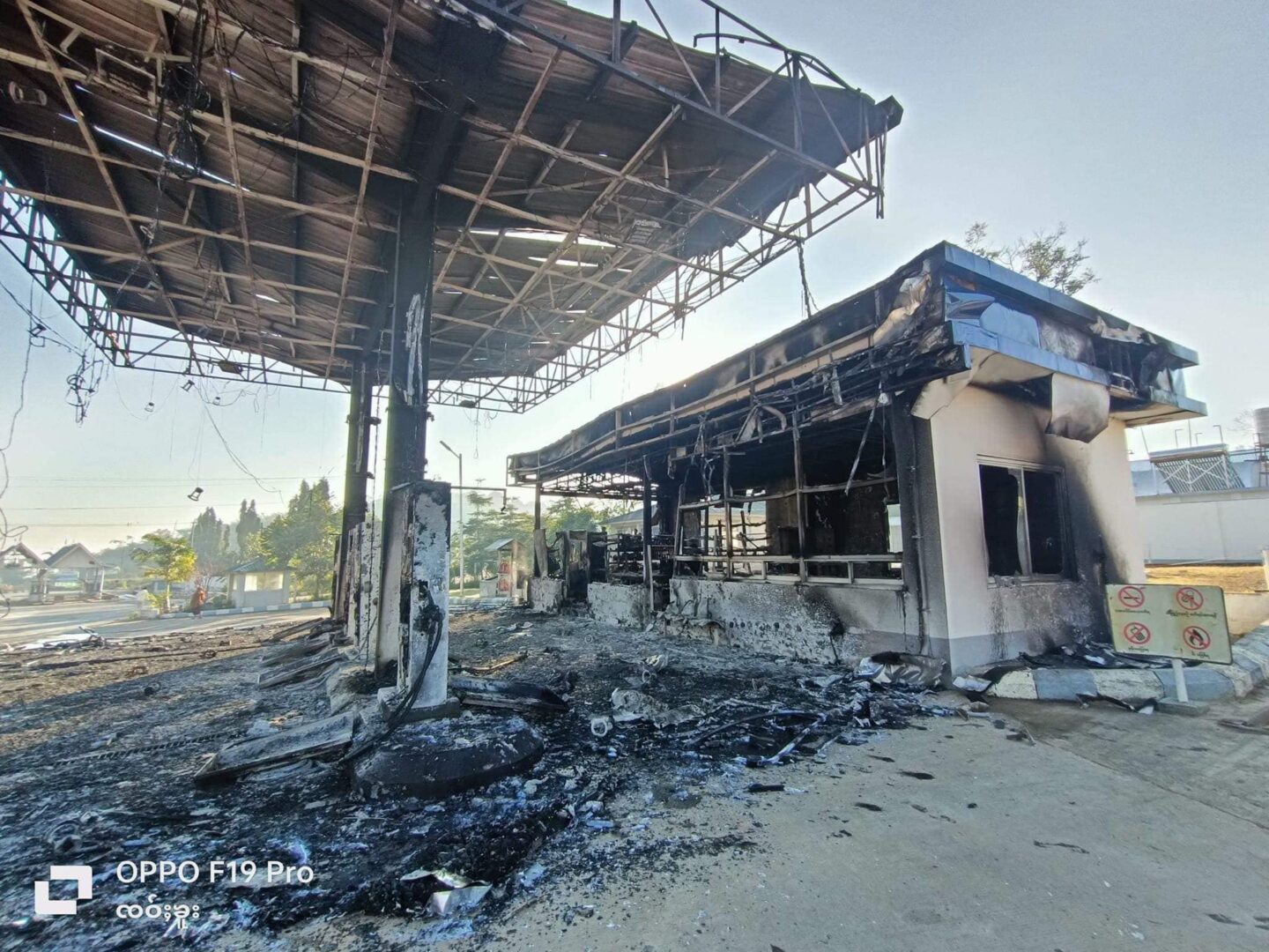 (စစ်ကောင်စီက ကျောက်မဲမြို့အဝင်တိုးဂိတ်အား လေကြောင်းမှတိုက်ခိုက်ပြီးနောက် တွေ့ရစဥ်။ ဓာတ်ပုံ - CJ)