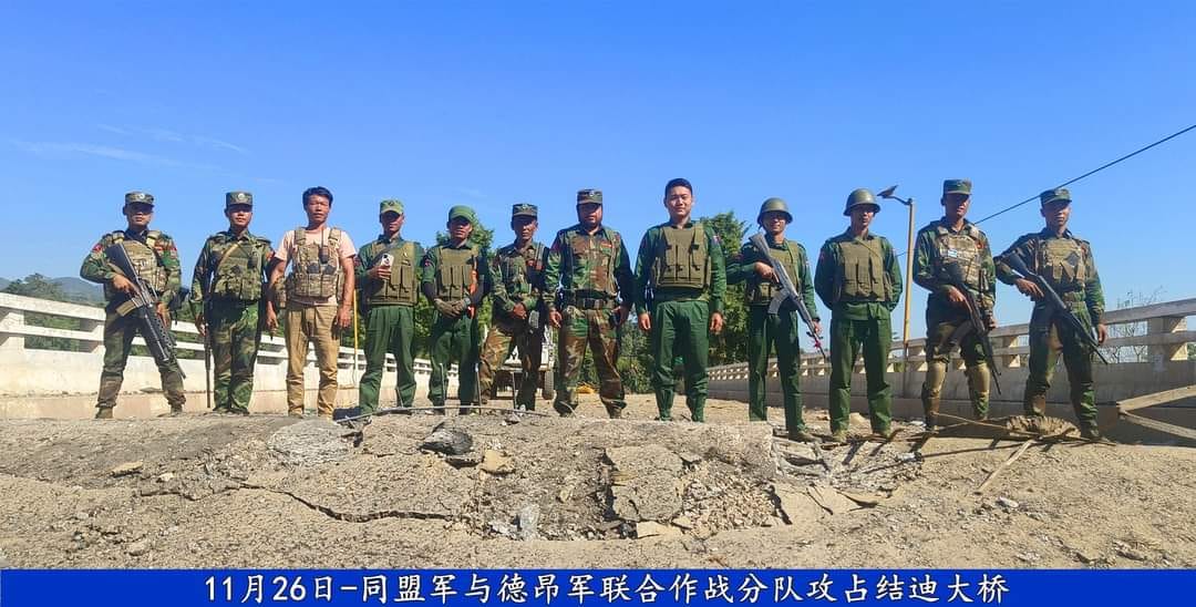(MNDAA နှင့် မဟာမိတ်တပ်ဖွဲ့များက ကျေးသီးတံတားကိုတိုက်ခိုက်သိမ်ပိုက်ပြီးနောက်မြင်ကွင်းနှင့် နန့်စလပ်တပ်စခန်းတွင် စစ်တပ်ဖွက်ခဲ့သောလက်နက်ခဲယမ်းများကိုသိမ်းဆည်းရရှိစဥ်။ဓါတ်ပုံ-The Kokang)