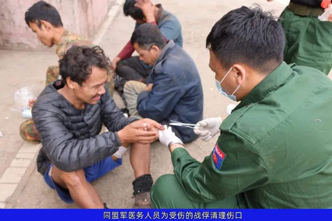 (နမ့်စလပ်ရွာအခြေစိုက် စစ်ကောင်စီ၏ ခမရ(၅၆၇ ) နှင့် (၅၆၈) တပ်ရင်းဌာနချုပ်များသိမ်းပိုက်မှုအတွင်း သိမ်းဆည်းရရှိသော လက်နက်ခဲယမ်းများနှင့် စစ်သုံ့ပန်းများ။ ဓာတ်ပုံ - The Kokang)
