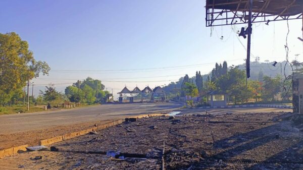 (စစ်ကောင်စီက ‌ကျောက်မဲမြို့အဝင်တိုးဂိတ်အား လေကြောင်းမှတိုက်ခိုက်ပြီးနောက် တွေ့ရစဥ်။ ဓာတ်ပုံ - CJ)