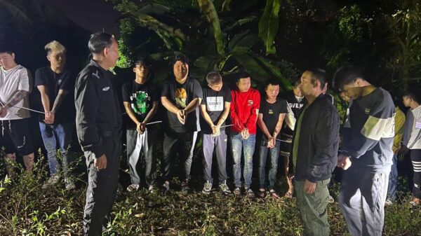 (ဖမ်းဆီးမိသော တရုတ်နိုင်ငံသားများအား လွှဲပြောင်းပေးနေစဥ်။ ဓာတ်ပုံ - SSPP)