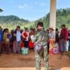 ကရင်နီပြင်ပသို့ နယ်နှင်ဒဏ်ပေးခံရသည့် Non-CDM ဝန်ထမ်းနှင့် ၎င်းတို့၏ မိသားစုဝင်များအား တွေ့ရစဥ်။ ဓာတ်ပုံ - IEC