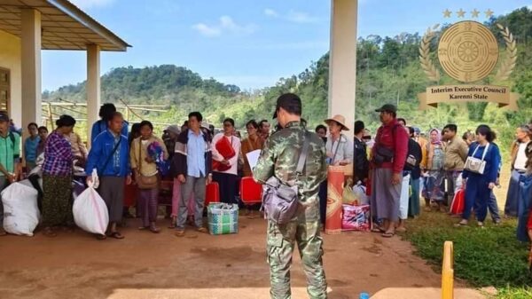 ကရင်နီပြင်ပသို့ နယ်နှင်ဒဏ်ပေးခံရသည့် Non-CDM ဝန်ထမ်းနှင့် ၎င်းတို့၏ မိသားစုဝင်များအား တွေ့ရစဥ်။ ဓာတ်ပုံ - IEC