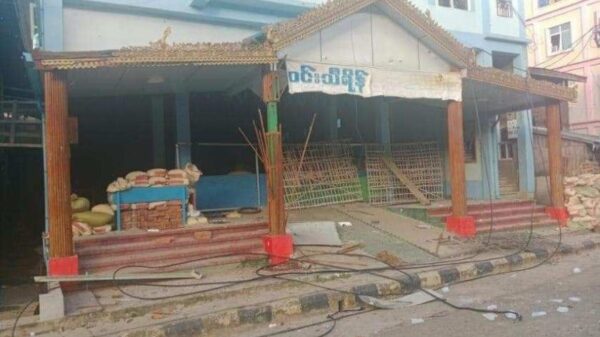 (ထီးချိုင့်မြို့တွင် တိုက်ပွဲဖြစ်ပွားမှုကြောင့် မြို့ရှိ အဆောက်အဦးအချို့ ထိခိုက်ပျက်စီးနေသည်ကို နိုဝင်ဘာလလယ်က တွေ့ရစဥ်။ ဓာတ်ပုံ - CJ)