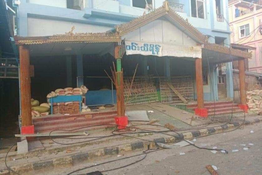 (ထီးချိုင့်မြို့တွင် တိုက်ပွဲဖြစ်ပွားမှုကြောင့် မြို့ရှိ အဆောက်အဦးအချို့ ထိခိုက်ပျက်စီးနေသည်ကို နိုဝင်ဘာလလယ်က တွေ့ရစဥ်။ ဓာတ်ပုံ - CJ)