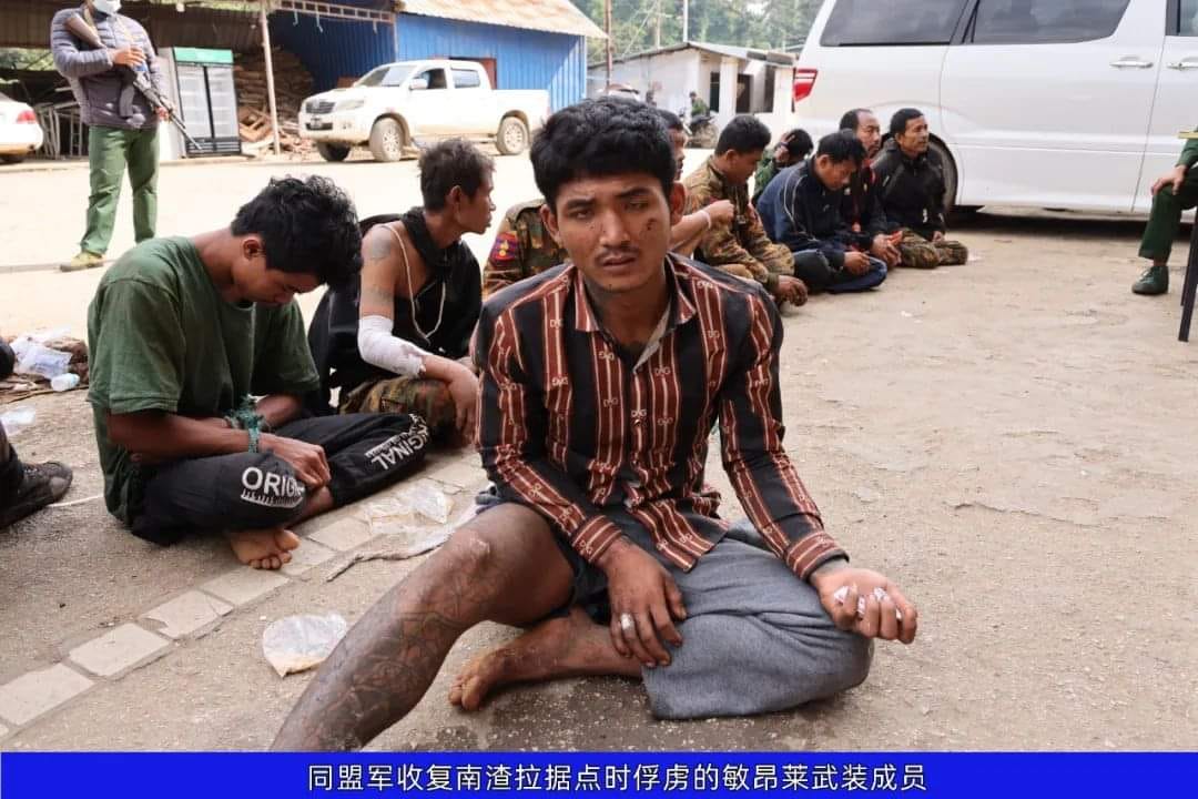 (နမ့်စလပ်ရွာအခြေစိုက် စစ်ကောင်စီ၏ ခမရ(၅၆၇ ) နှင့် (၅၆၈) တပ်ရင်းဌာနချုပ်များသိမ်းပိုက်မှုအတွင်း သိမ်းဆည်းရရှိသော လက်နက်ခဲယမ်းများနှင့် စစ်သုံ့ပန်းများ။ ဓာတ်ပုံ - The Kokang)