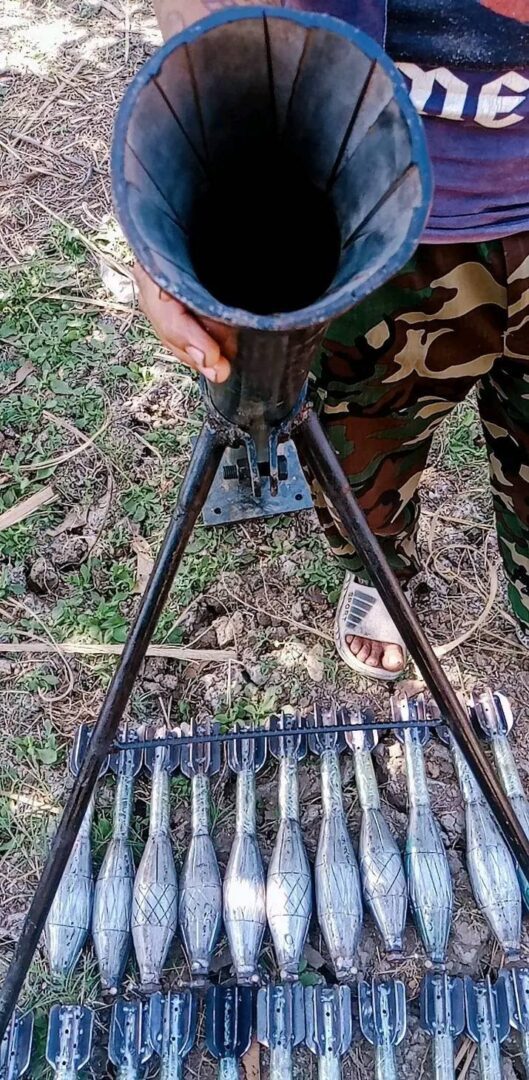 (တိုက်ခိုက်ရာတွင် အသုံးပြုသော လက်နက်ကြီးများအား တွေ့ရစဥ်။ ဓာတ်ပုံ-Chindwin Toe Na Yar PDF)