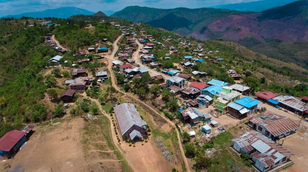 (ရေဇွာမြို့ ဆိုင်းဘုတ်နှင့် မြိုကိုအပေါ်စီးမှ မြင်တွေ့ရမှု။ဓါတ်ပုံ-CJ)