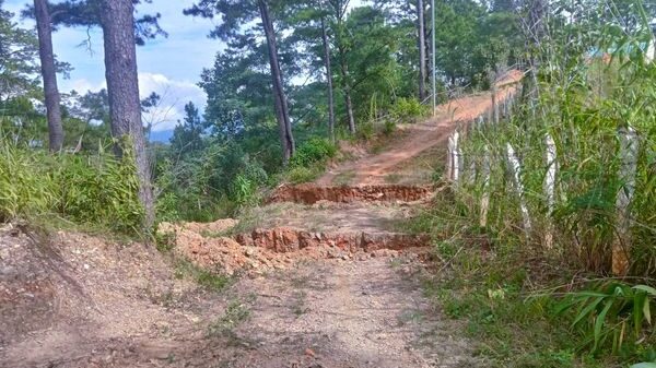 (စစ်ကောင်စီ ဖျက်ဆီးထားသည့် လမ်းပိုင်းအား တွေ့ရစဥ်။ ဓာတ်ပုံ - Hkl Mindat/FB)