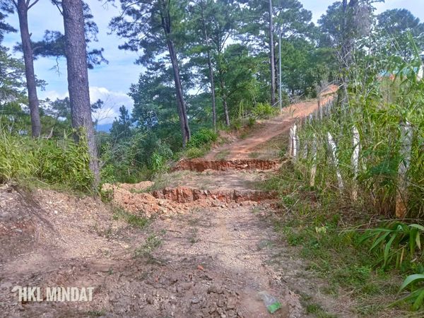 (စစ်ကောင်စီ ဖျက်ဆီးထားသည့် လမ်းပိုင်းအား တွေ့ရစဥ်။ ဓာတ်ပုံ - Hkl Mindat/FB)