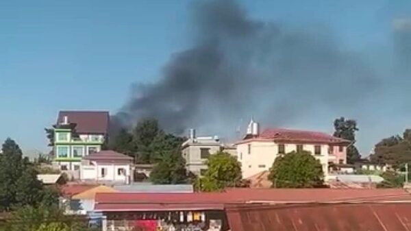 (မူဆယ်တွင် စစ်ကောင်စီတပ် လေကြောင်းတိုက်ခိုက်မှုကြောင့် နေအိမ်များထိခိုက်ပျက်စီးနေသည်ကို တွေ့ရစဉ်။ ဓာတ်ပုံ - The Ta'ang Post)