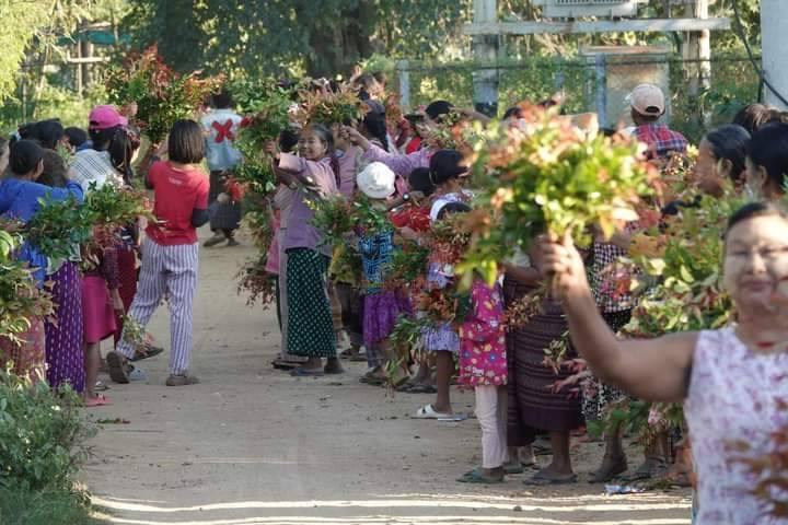 (တိုက်ပွဲပြန် တော်လှန်ရေးပူးပေါင်းတပ်ဖွဲ့ဝင် ရဲဘော်များအား ဒေသခံပြည်သူများက ကြိုဆိုနေကြစဥ်။ ဓာတ်ပုံ - PLA)